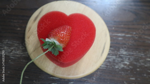 Fotografia wooden board with red heart and strawberry design for love and romantic concept