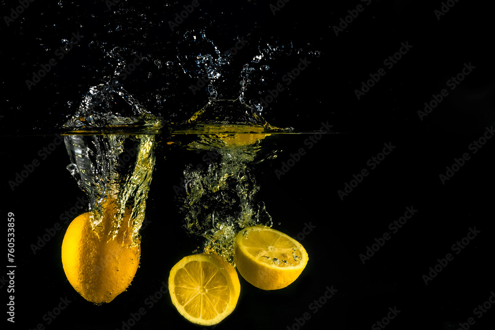 Lemon splashing into water	 - obrazy, fototapety, plakaty 