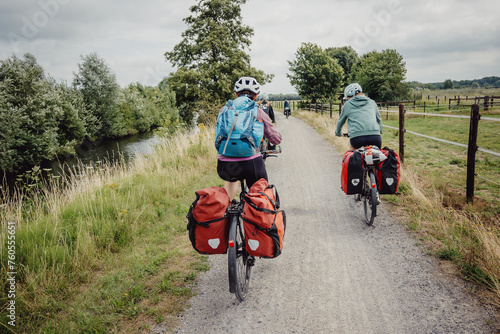 Familie radelt während einer Radreise auf einem Radweg durch das westliche Münsterland