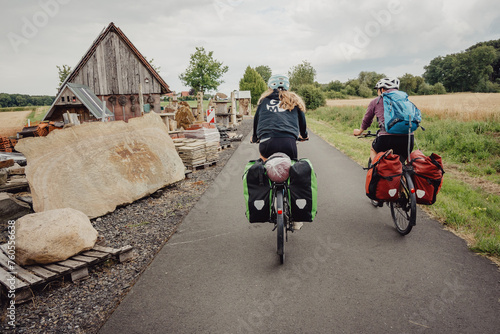Familie radelt während einer Radreise durch das Münsterland auf dem Radschnellweg Radbahn zwischen Coesfeld und Rheine, Kreis Coesfeld, Baumberge photo