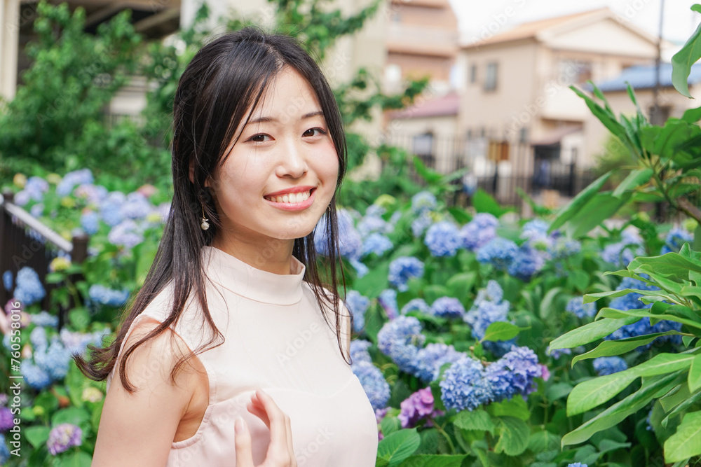 植物を鑑賞する若い女性