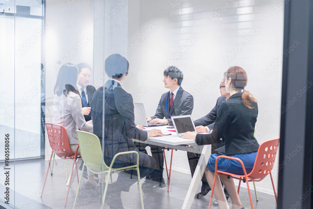 会議室でミーティングをするビジネスパーソン 会議室でミーティングをするビジネスパーソン