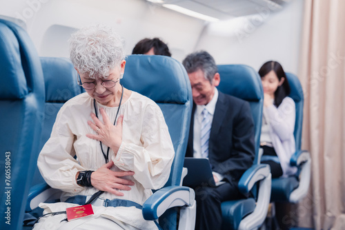 飛行機の機内で体調不良に苦しむ高齢の女性 photo