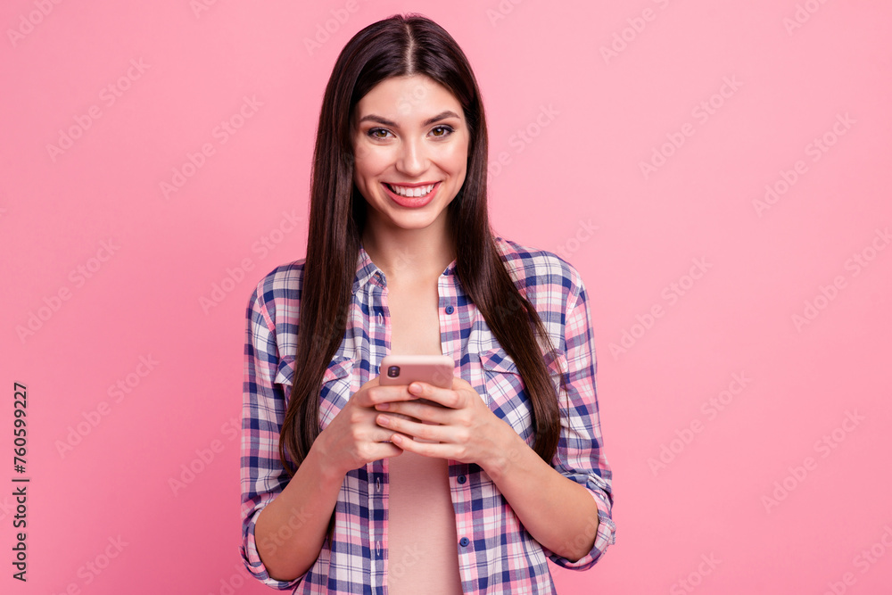 Close-up portrait of her she nice-looking attractive cute charming fascinating lovely cheerful straight-haired lady holding in hands cell free spare time isolated over pink pastel background Close-up portrait of her she nice-looking attractive cute charming fascinating lovely cheerful straight-haired lady holding in hands cell free spare time isolated over pink pastel background