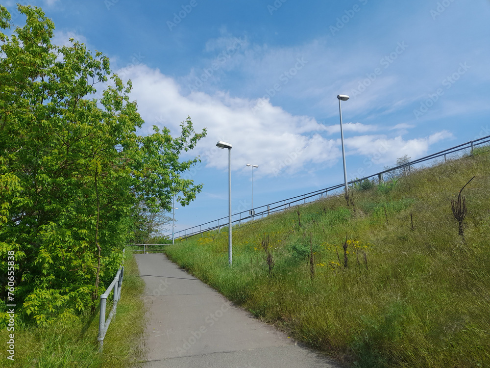 ansteigender Weg an Böschung zu einer Brücke