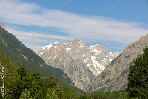 High peaks in valley bottom