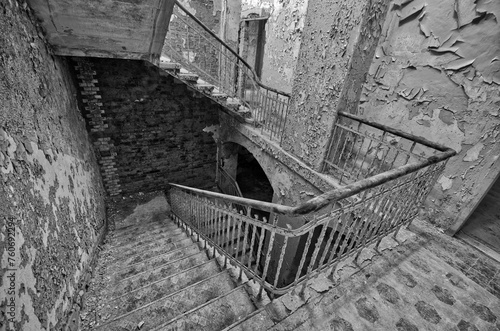 Altes Treppenhaus einer Ruine schwarz weiss