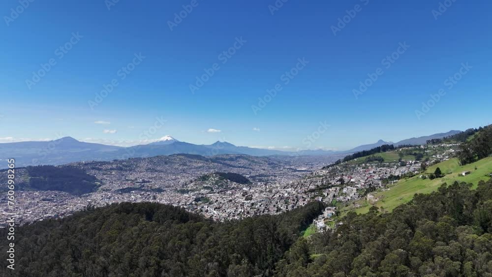 naturaleza y ciudad con montañas de fondo naturaleza y ciudad con montañas de fondo