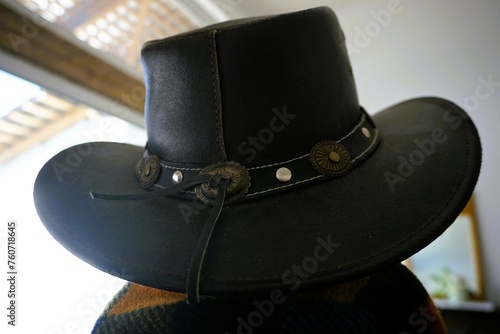 Hinterkopf von Mann mit schwarzem Cowboyhut aus Leder 