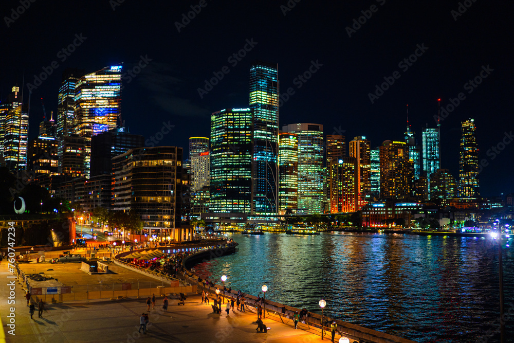 Obraz premium シドニーの夜景と歩行者