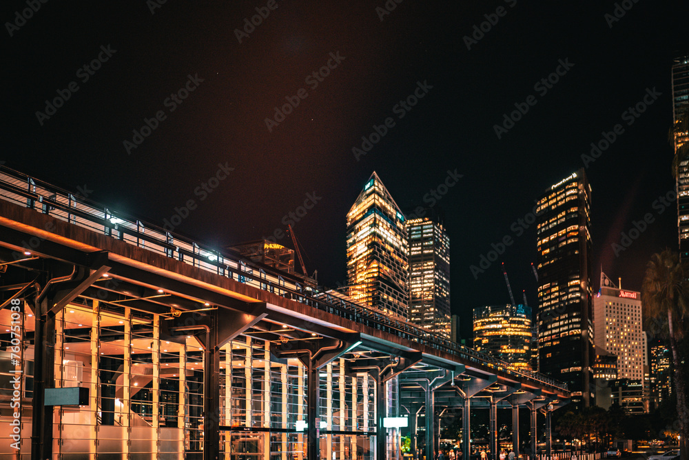 Obraz premium 現代的な夜の海辺の通り