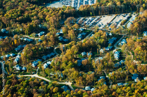 vue aérienne d'un center park à l'automne à Verneuil-sur-Avre en France