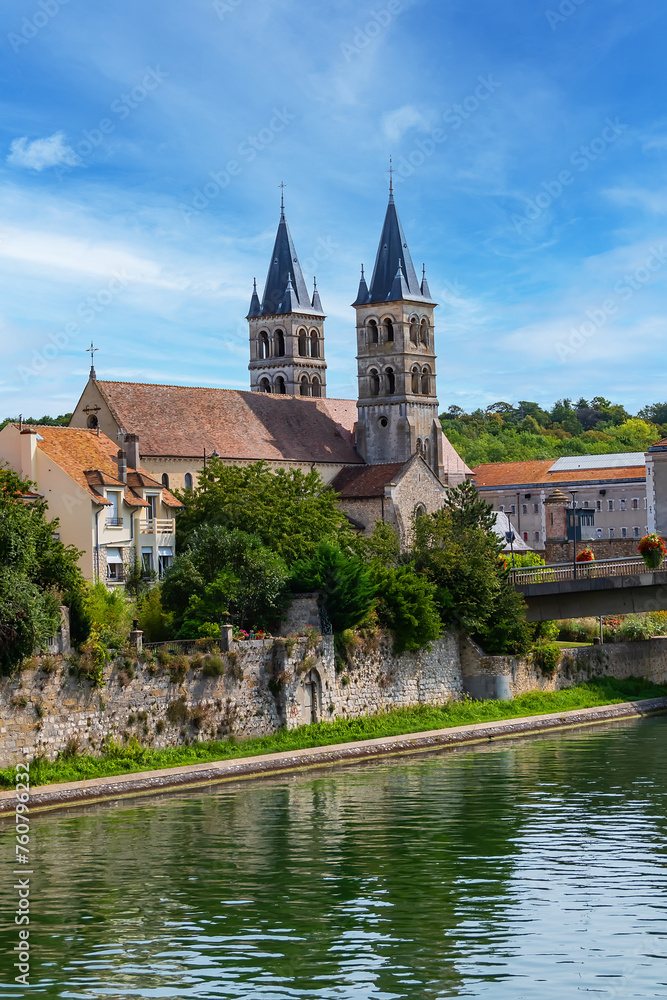 Beautiful view of the banks of the Seine River in the city of Melun and the Collegiate Church of Notre Dame. Melun, Seine-et-Marne department, France.  - obrazy, fototapety, plakaty 