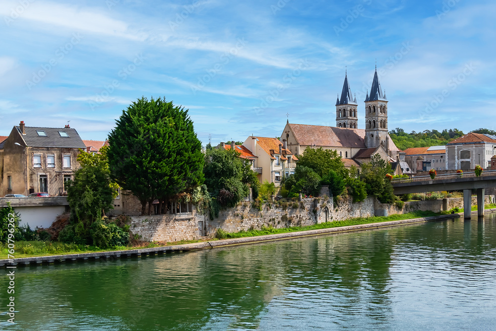 Beautiful view of the banks of the Seine River in the city of Melun and the Collegiate Church of Notre Dame. Melun, Seine-et-Marne department, France. 