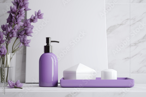 ensemble Mock-up accessoires pour salle de bain, avec boites, coffret, et flacon poussoir blanc et violet avec un vase de fleurs violettes. Espace négatif copy space photo