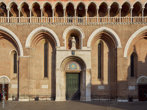 Obraz na płótnie Entrance door of the Basilica of Saint Anthony of Padua (Basilica di Sant'Antoni