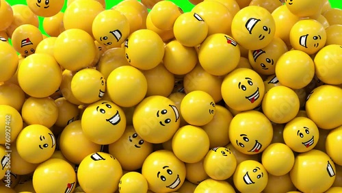 des boules jaunes avec des sourires descendent puis tombent pour créer un effet de transition vidéo amusant - fond vert - 4k photo