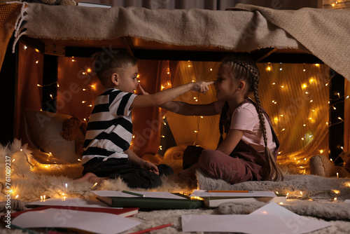 Foto Children playing in play tent at home