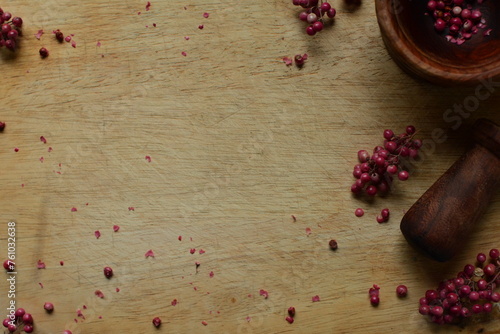 Pimienta Rosa en tabla de madera,  pimienta color rosa , mortero de madera, marrón oscuro, ramitas de pimienta, condimento, natural, saludable, atractivo,  photo