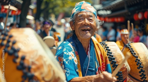 During Golden Week, traditional cultural performances such as taiko drumming and dancing are held throughout the city. photo