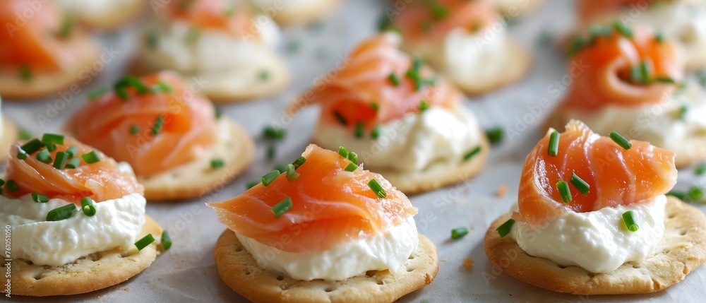 DIY smoked salmon hors d'oeuvres with cream and chives DIY smoked salmon hors d'oeuvres with cream and chives