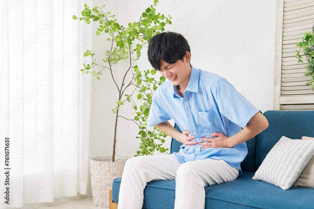 腹痛の若い男性