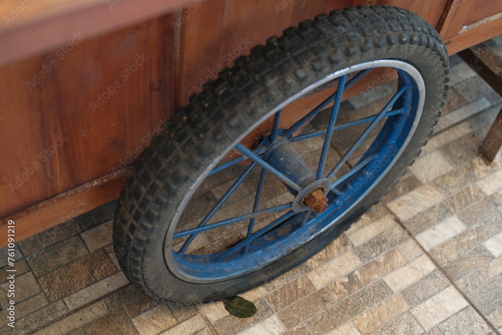 Fototapeta premium Rusty wheel