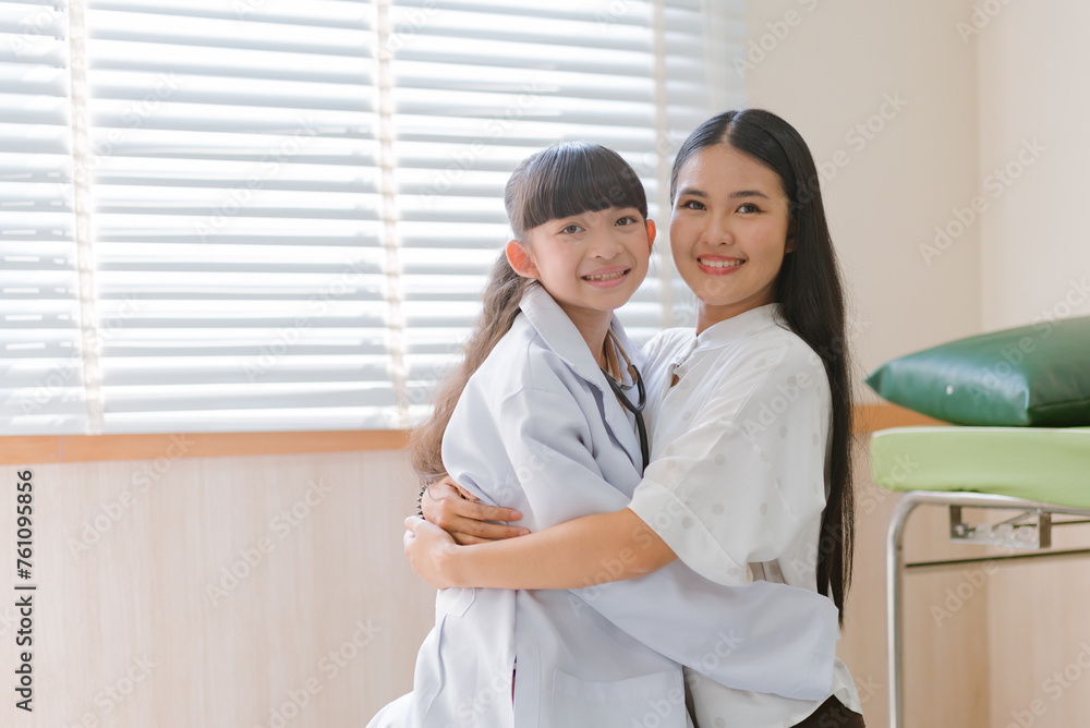 Doctors encourage young girls who dream of becoming doctors by wearing uniforms and giving hugs and clapping their hands in encouragement. Doctors encourage young girls who dream of becoming doctors by wearing uniforms and giving hugs and clapping their hands in encouragement.