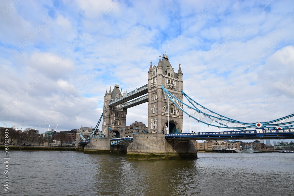 快晴の日のロンドンブリッジ（ロンドン橋）
