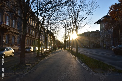 夕日が照らす、とあるヨーロッパの通り。  © 隼也 金子