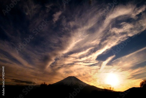富士に放射雲 © Shagaism