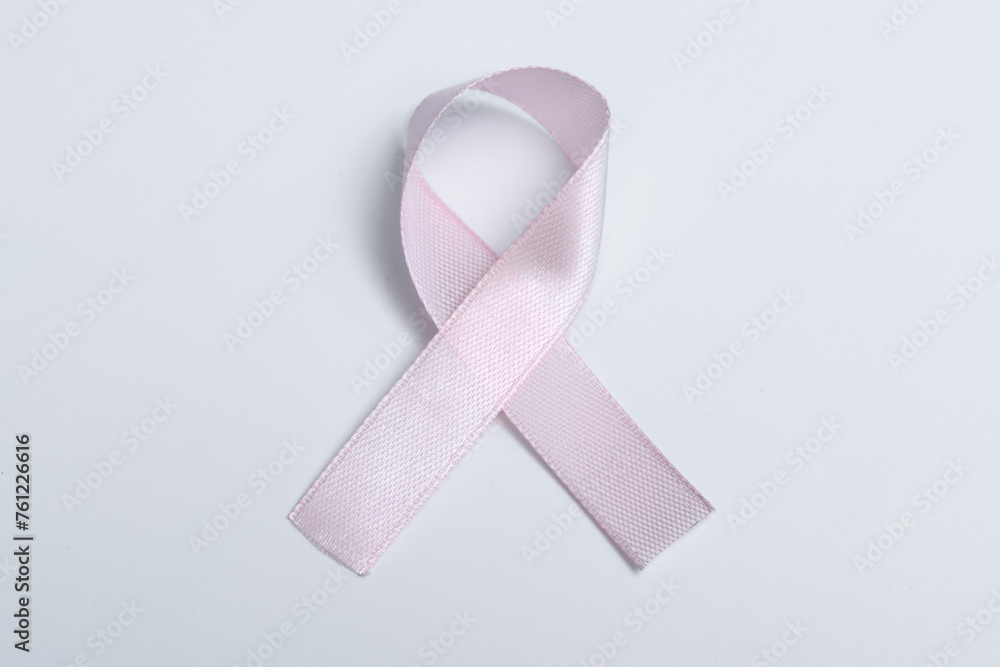 Pojedyncza różowa wstążka na szarym tle, symbol walki z rakiem piersi - obrazy, fototapety, plakaty 