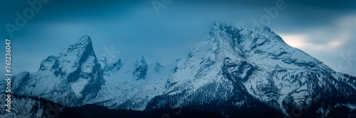Berg Watzmann mit Schnee und Wolken - Panorama