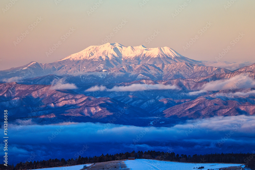 冠雪の朝焼けの御嶽山