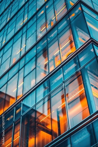Moderne Glasfassade eines Bürogebäudes 