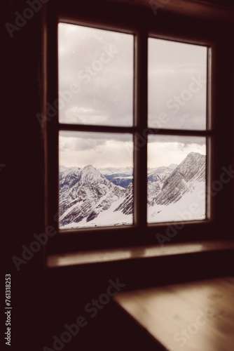 Fenster mit Blick auf schneebedeckte Berge