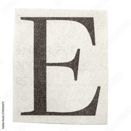 Buchstabe E einzeln aus Zeitung im Druck auf Papier, transparent freigestellt