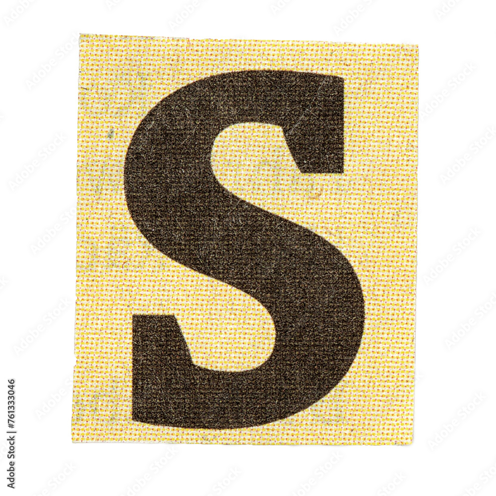 Buchstabe S einzeln aus Zeitung im Druck auf Papier, transparent freigestellt