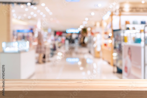 Fotografía Abstract blurred image of cosmetics department store in the mall with empty tabl