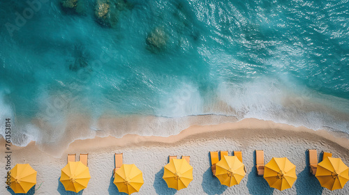 Foto aerea de una playa con sombrillas photo