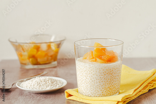 Foto Tapioca pudding with vegan milk and exotic fruits compote