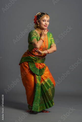Obraz na płótnie Indian woman dancing Classic Indian Dance