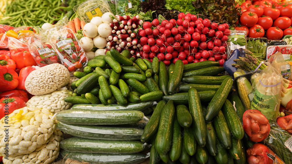 Stragan na bazarze z warzywami. Nowalijki. wiosenne. Ogórki, pomidory, rzodkiewki, papryka, fasola.
