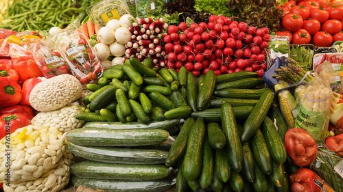 Stragan na bazarze z warzywami. Nowalijki. wiosenne. Ogórki, pomidory, rzodkiewki, papryka, fasola. © YOUR SHOT