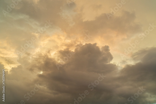 不安定な天気の雲