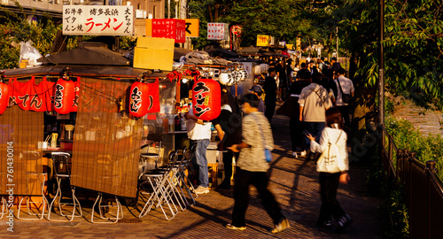 福岡 博多 の 中州 の 屋台 の 風景 【 福岡市 の 歓楽街 の イメージ 】