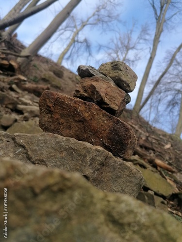Steine gestapelt - Steinpyramide im Wald © fotografiedk