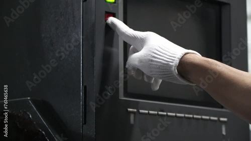 CNC machine operator Press the button to turn off the machine when faulty,Auto parts factory