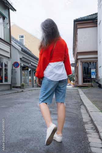 woman in full height from the back. A walk through the city on a day off © Valeria Vaskovats