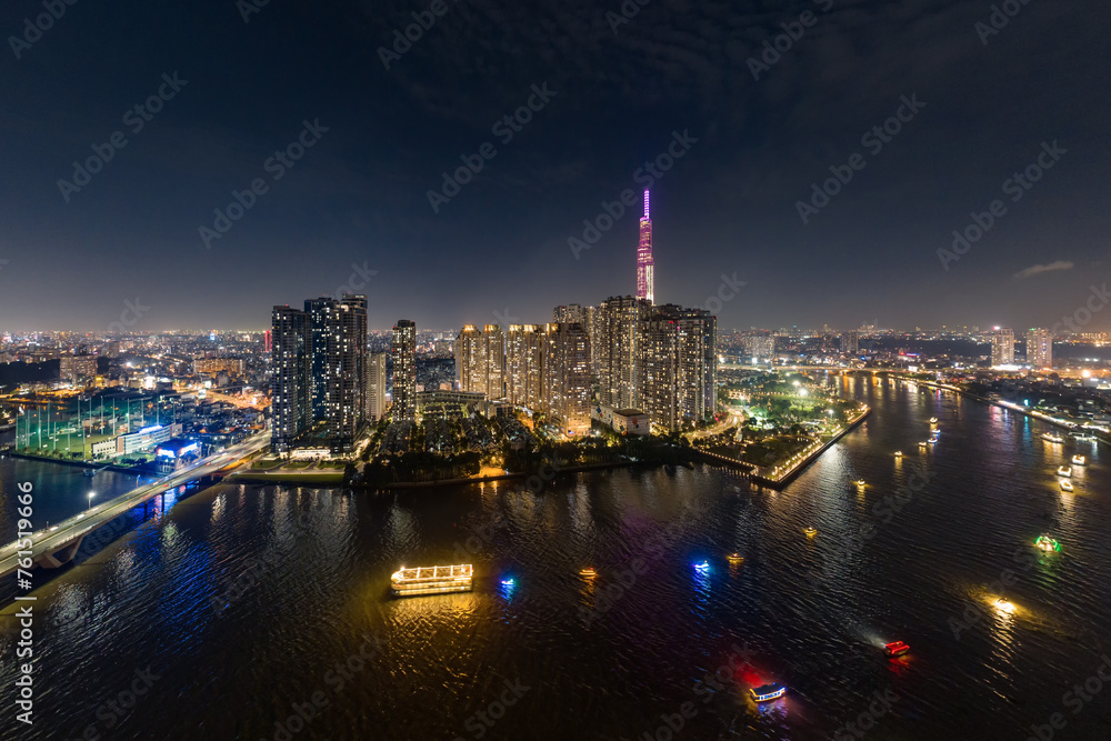 Obraz premium At night on the tallest building in Vietnam, there are boats running on the Saigon River. Photo taken in June 2023